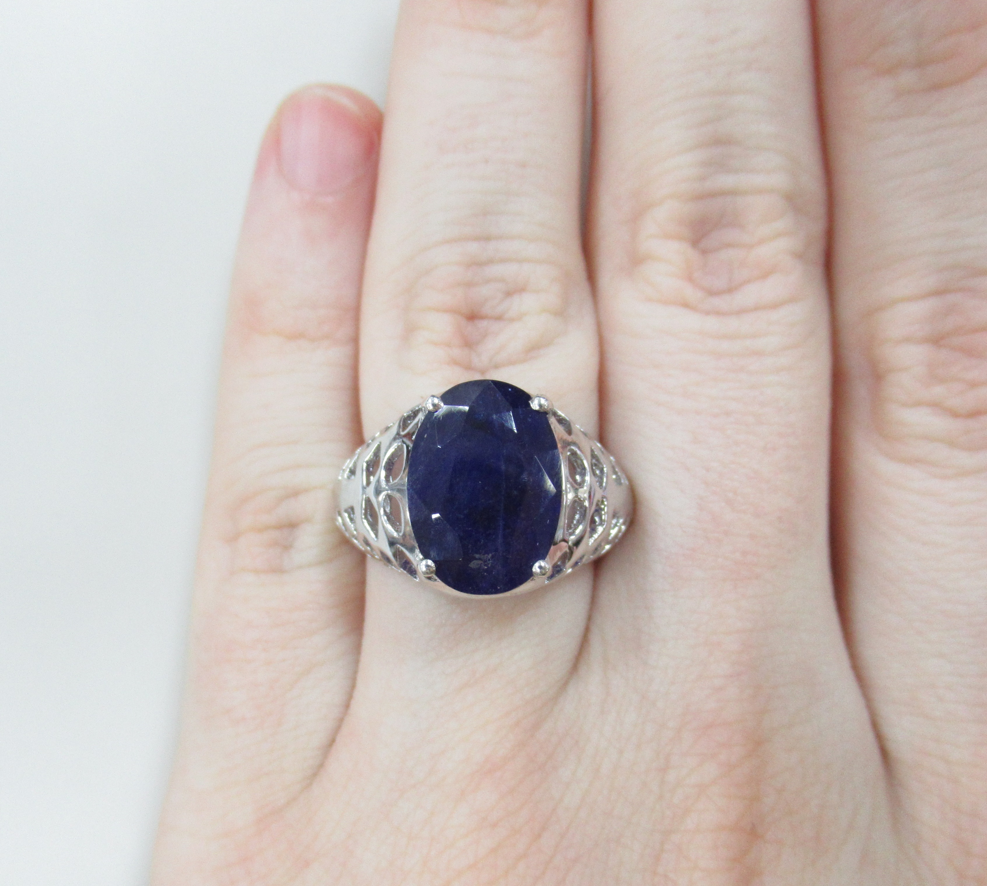 Серебряное кольцо с сапфиром